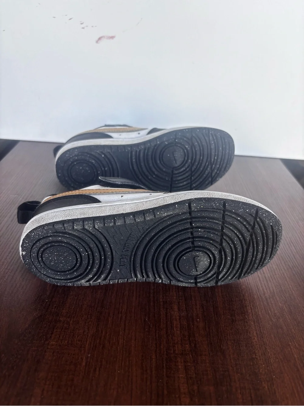 Nike Kids Low-Top Sneakers in White, Black & Gold